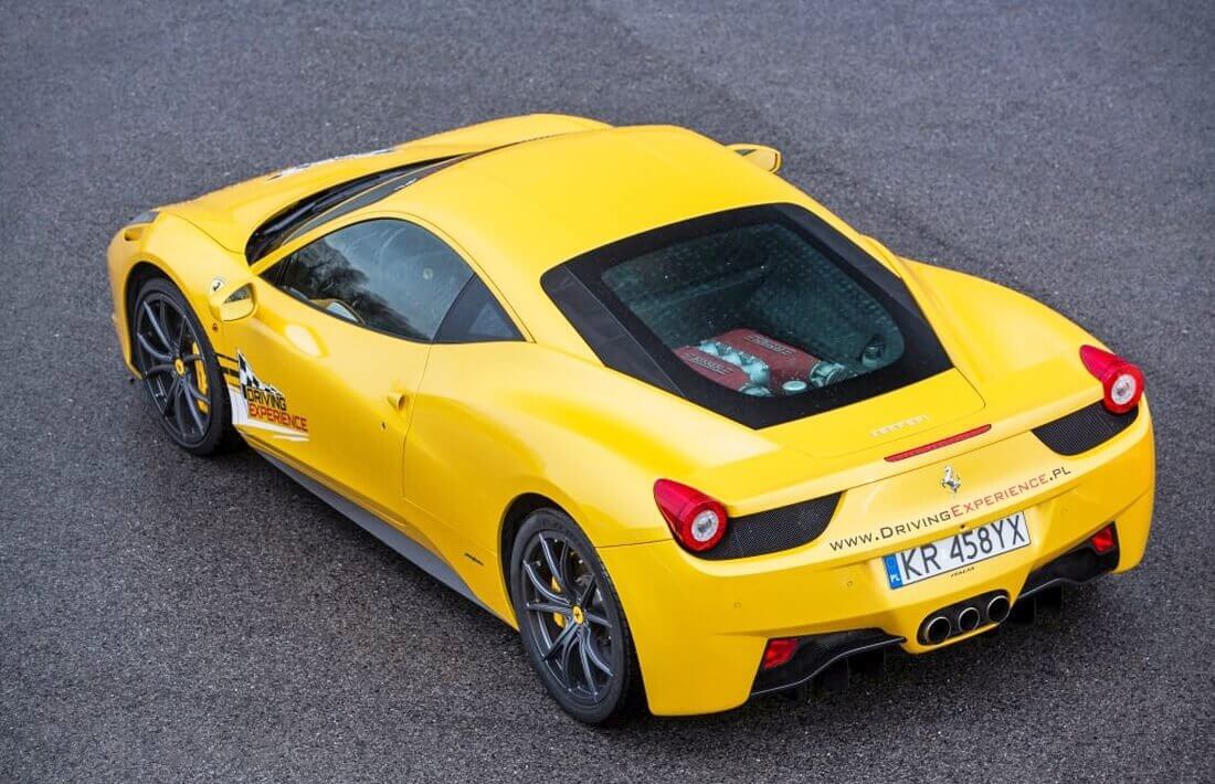 Poprowadź Ferrari Italia 458  na torze wyścigowym