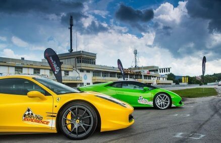 Moto-pojedynek: Ferrari + Lamborghini na torze