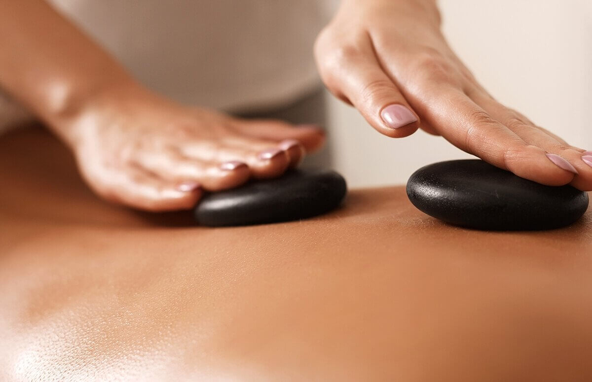 Gorące kamienie bazaltowe używane do masażu ciała 