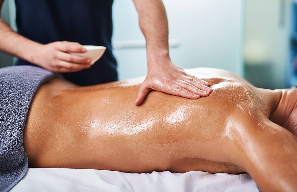 Orientalny masaż całego ciała dla mężczyzny wykonany w ramachkompleksowego pakietu SPA