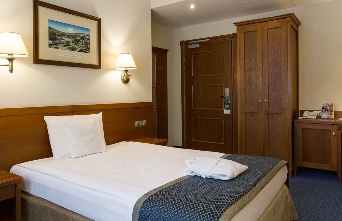 Komfortowy pokój w hotelu Bukowy Park podczas weekendu spa dla niej