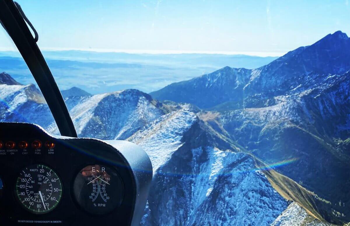 Widok  na góry z kokpitu pilota śmigłowca