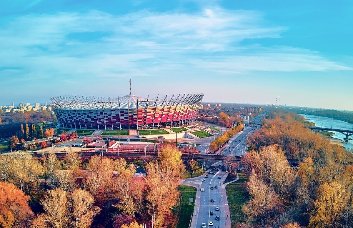 Stadion Narodowy w Warszawie widziany z opkładu nowoczesnago helikoptera Robinson-44