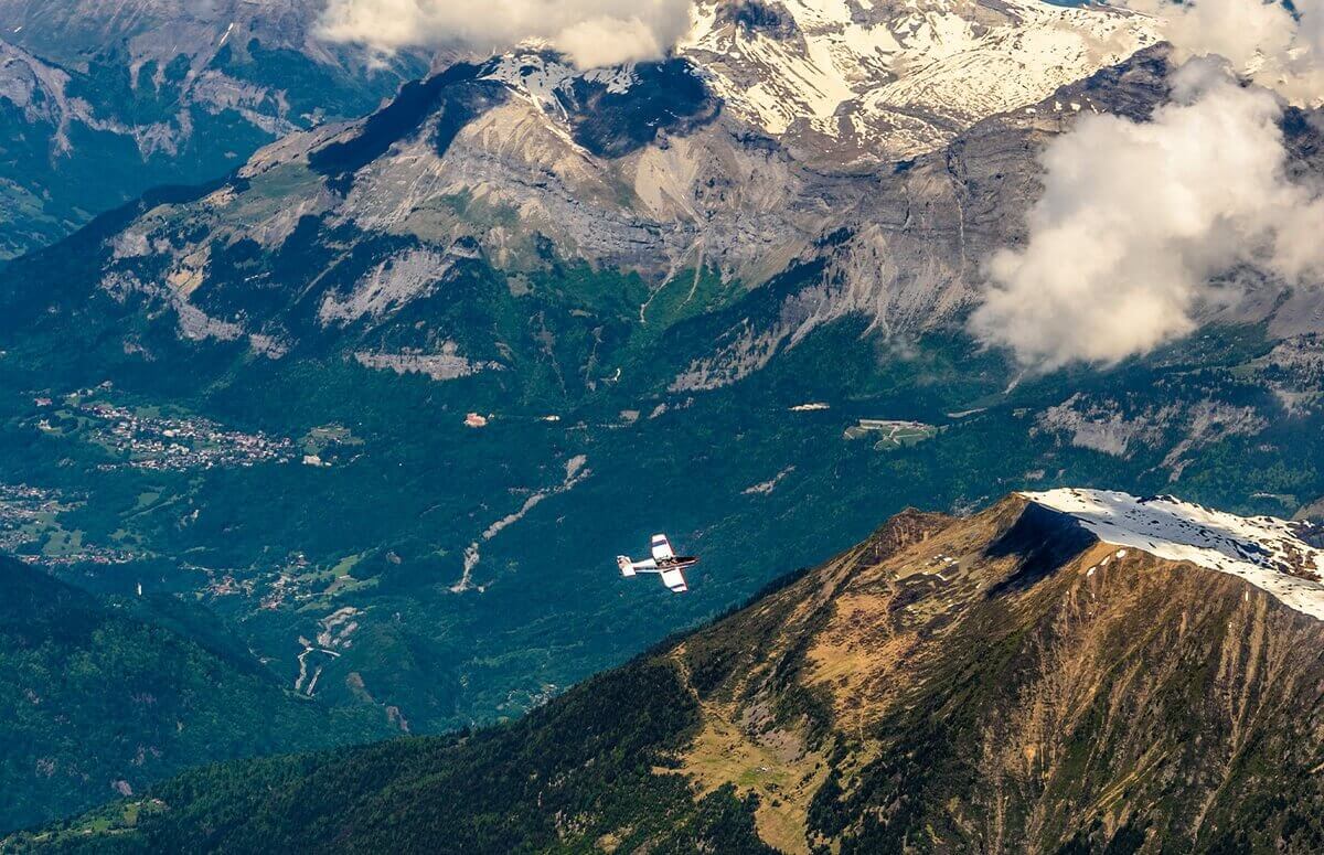 Widokowy lot w Tatrach w spektakularnej górskiej scenerii