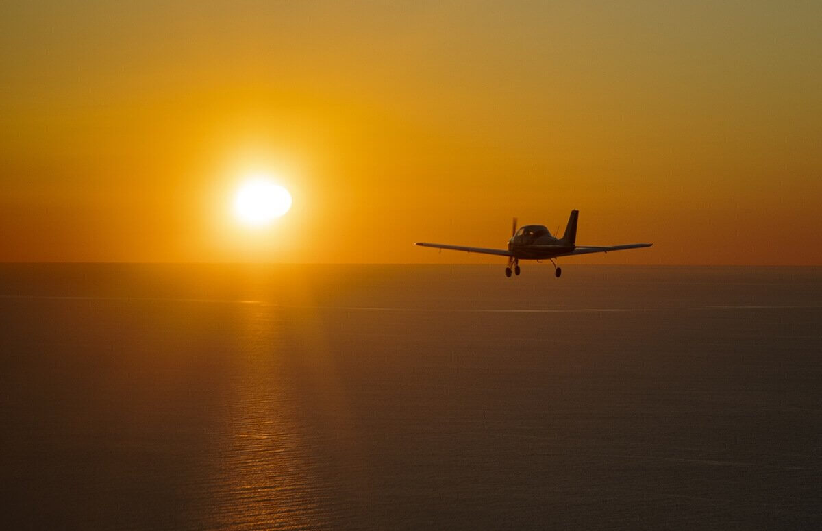 Niezwykle romantyczny lot o zachodzie słońca nad Morzem Batyckim