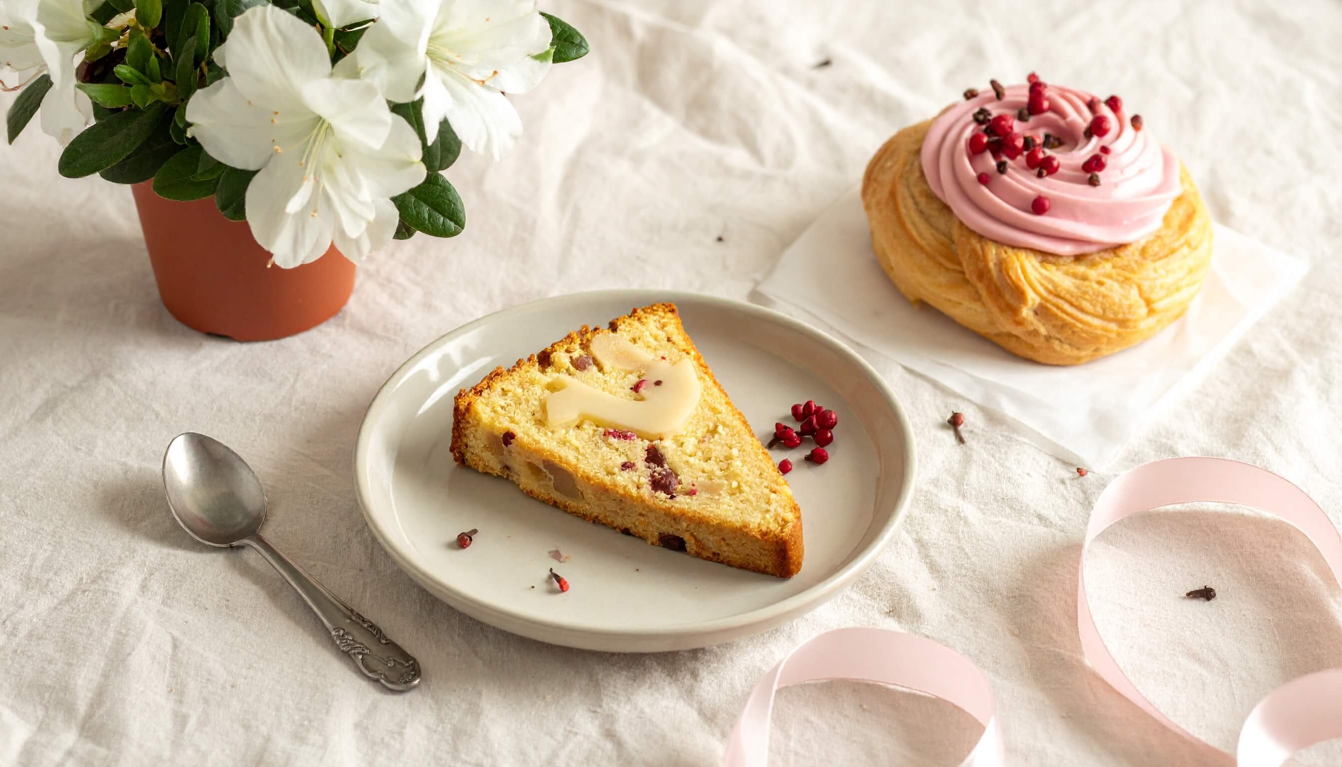 Dzień Matki na świecie — różne kraje, różne tradycje Tradycje Dnia Matki w różnych krajach — simnel cake, goździki, azalia i francuskie ciasto