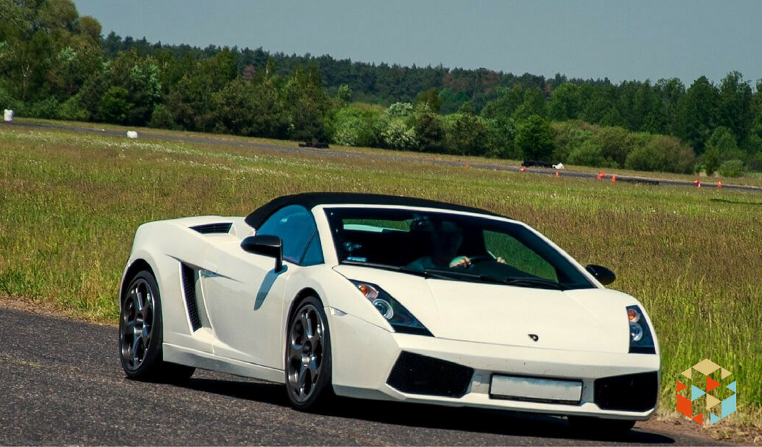 Białe Lamborghini na torze wyścigowym