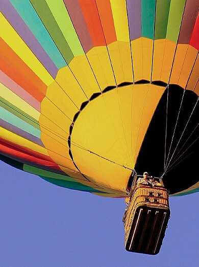 Balon unoszący się do góry z pasażerami na pokladzie