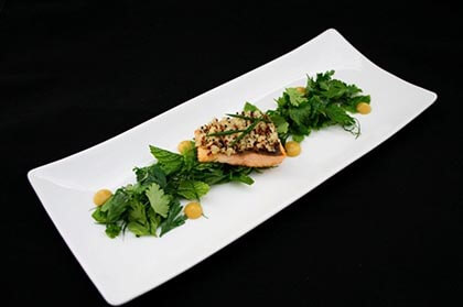 Pomysly na kolację we Dwoje - kolacja degustacyjna Posiłek sr=erwowany na eleganckim białym prostokątnym talerzu