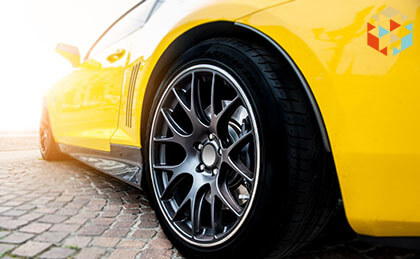 Ż&oacute;łty sportowy samoch&oacute;d