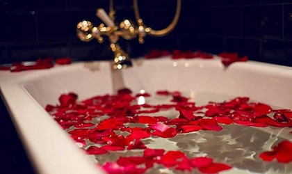 Kąpiel w płatkach róż jako romantyczny pomysł na walentynki