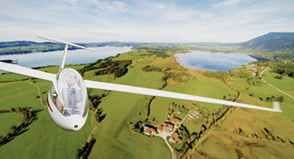 kobieta za sterami podczas loty szybowcem z pięknym widokiem w tle