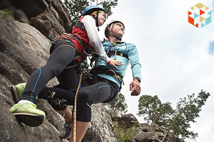 Para podczas wspinaczki skalnej w górach