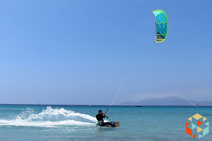 Kitesurfing nad morzem