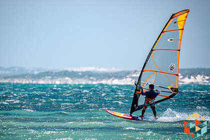 Windsurfer na desce na morzu