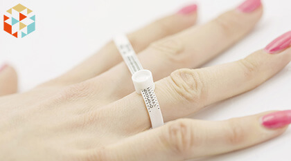 Miarka do mierzenia rozmiaru palca przy wyborze pierścionka zaręczynowego